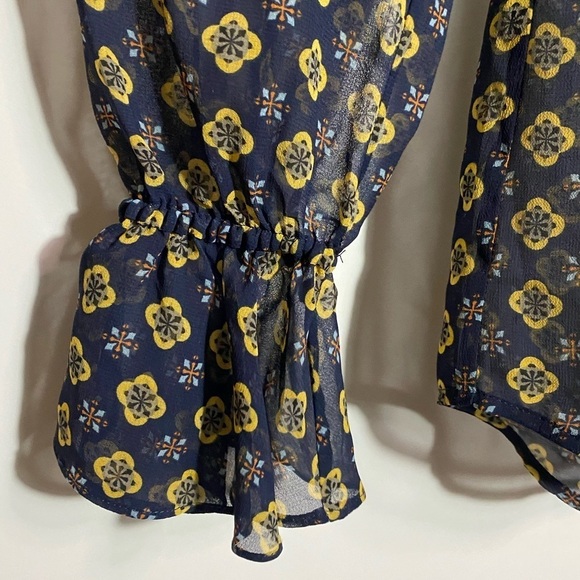 Cabi Mosaic V Neck Long Sleeve Sheer lightweight Blouse - Picture 4 of 9